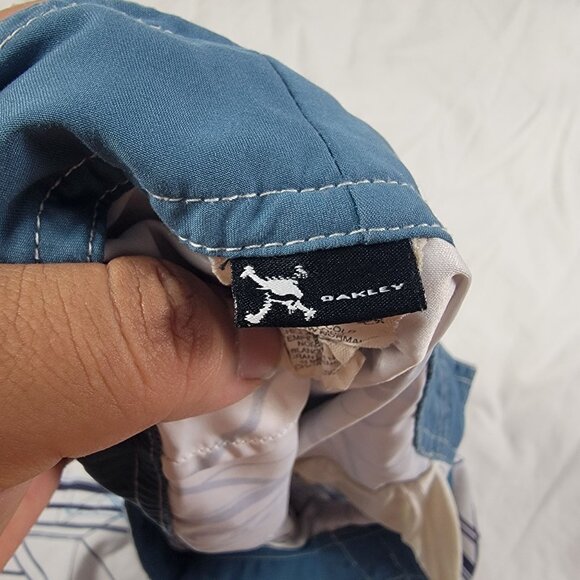 Oakley Silo Mens 38 White Blue Board Shorts Athletic Summer Walking Running - Picture 7 of 14